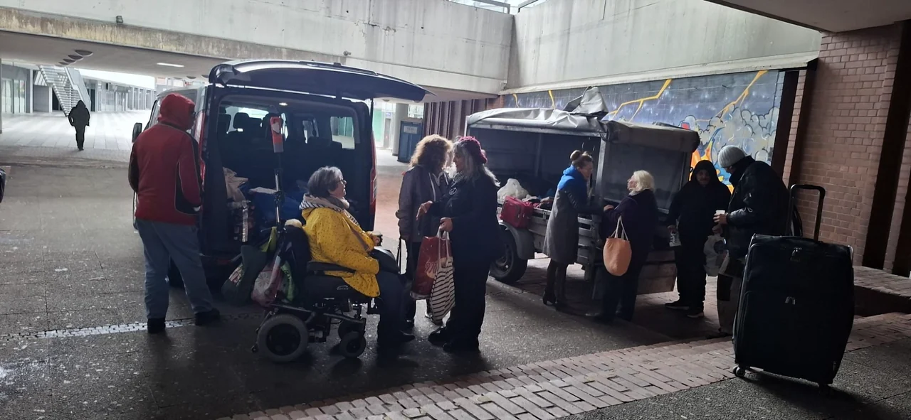 Essensausgabe aus dem Bus am Hauptbahnhof Hannover