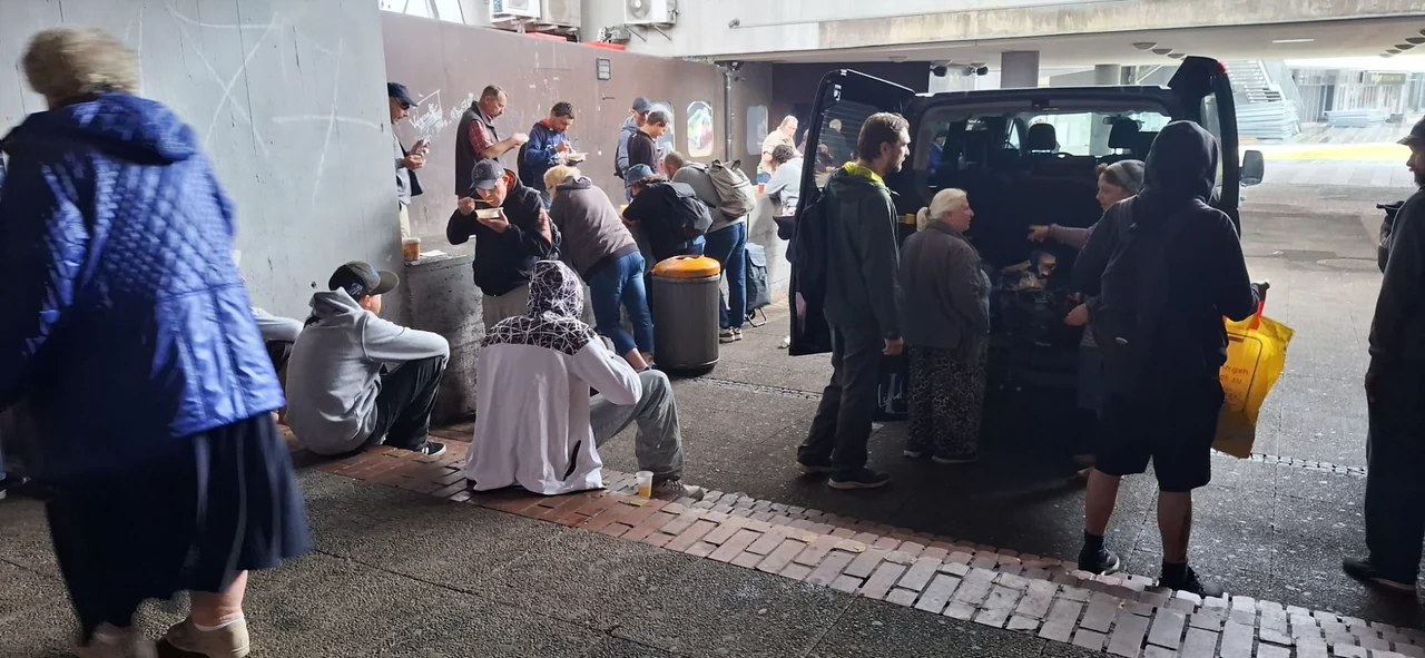 Warmes Essen für Wohnungslose in der Unterführung am Hauptbahnhof