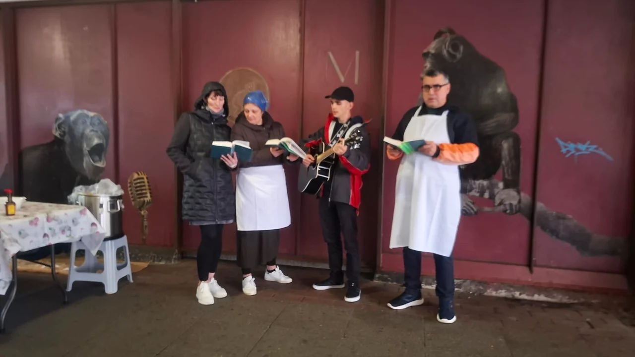 Lobpreis mit Gitarre am Hauptbahnhof Hannover