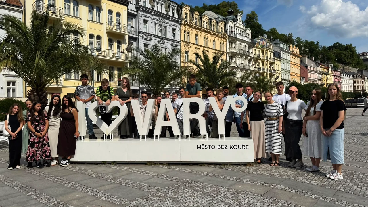 Die Gruppe am Schriftzug „I love Vary“ in Karlsbad